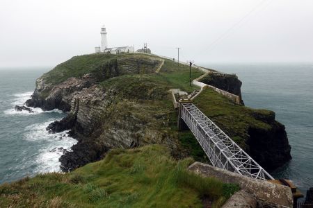 South Stack Lighthouse. Při našem příchodu byla absolutní mlha. Naštěstí se potom protrhla.